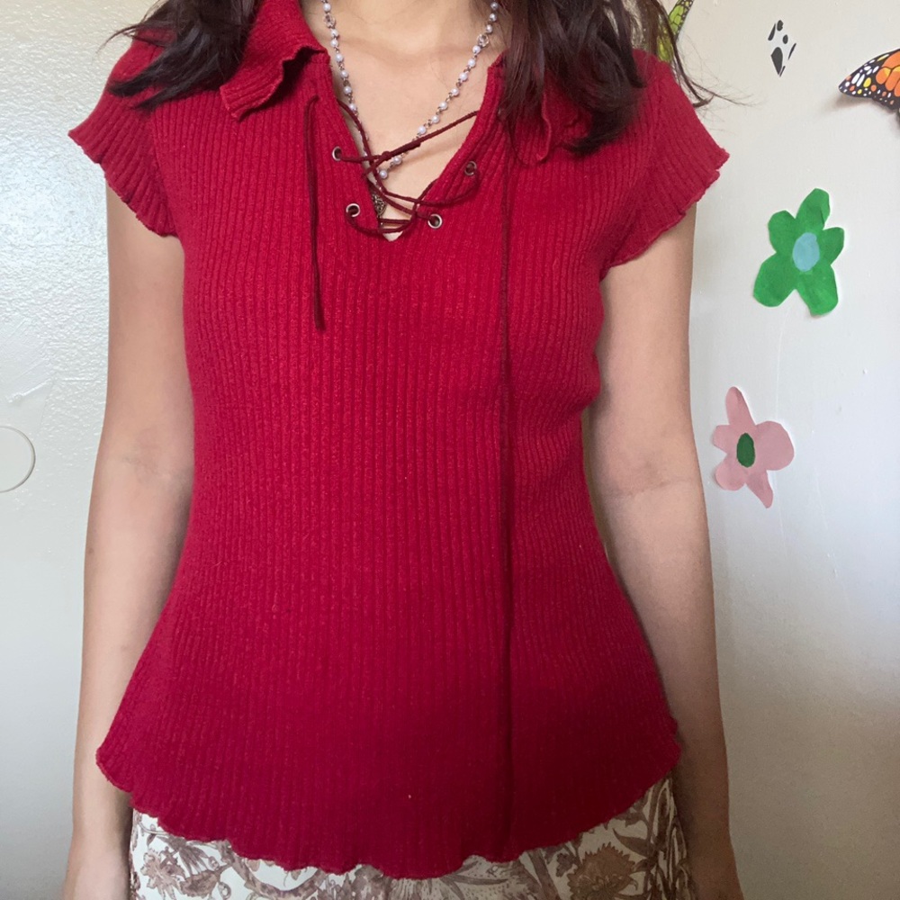 Red lined tied v-neck collared shirt